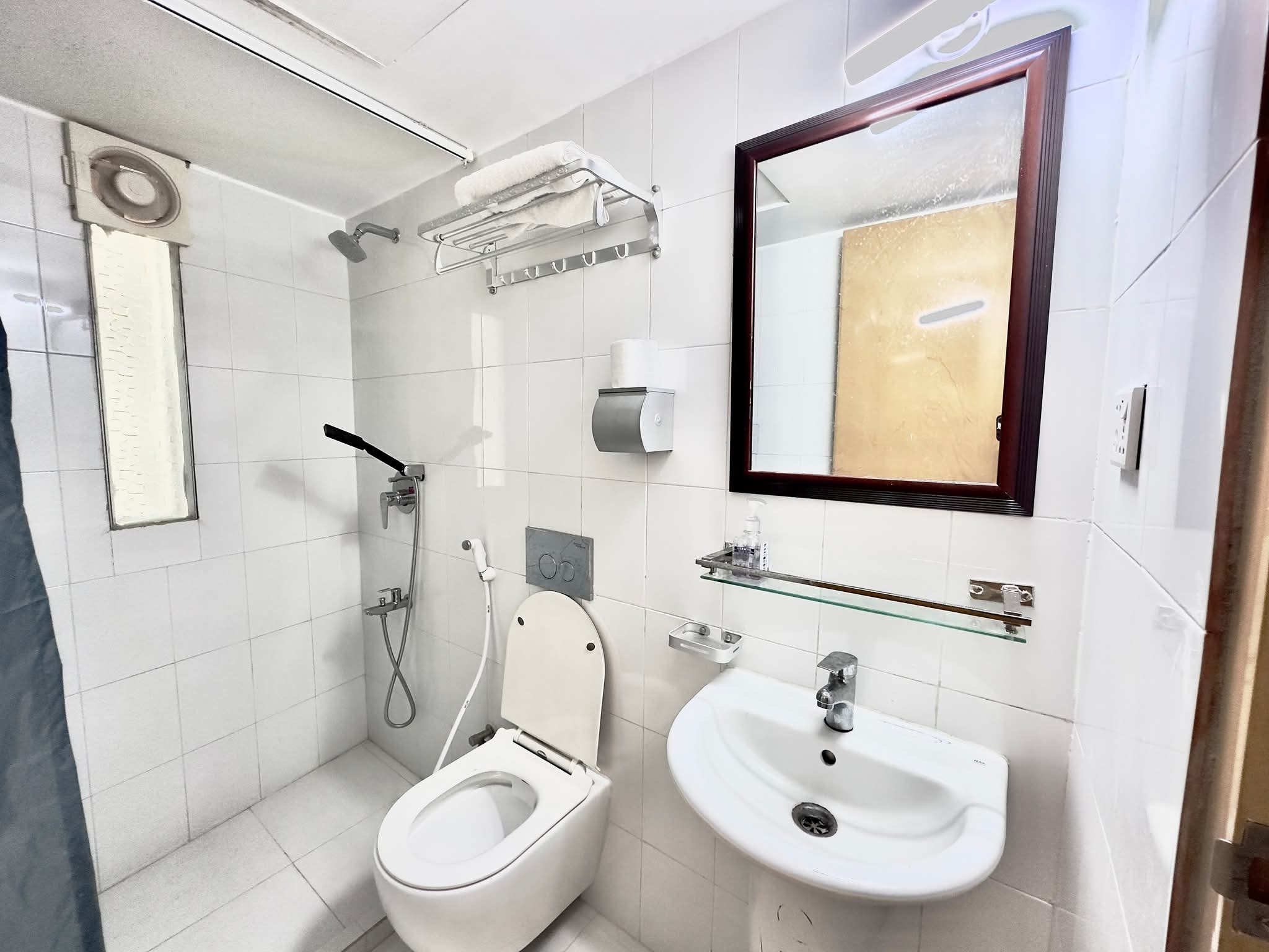Modern Bathroom thumbnail